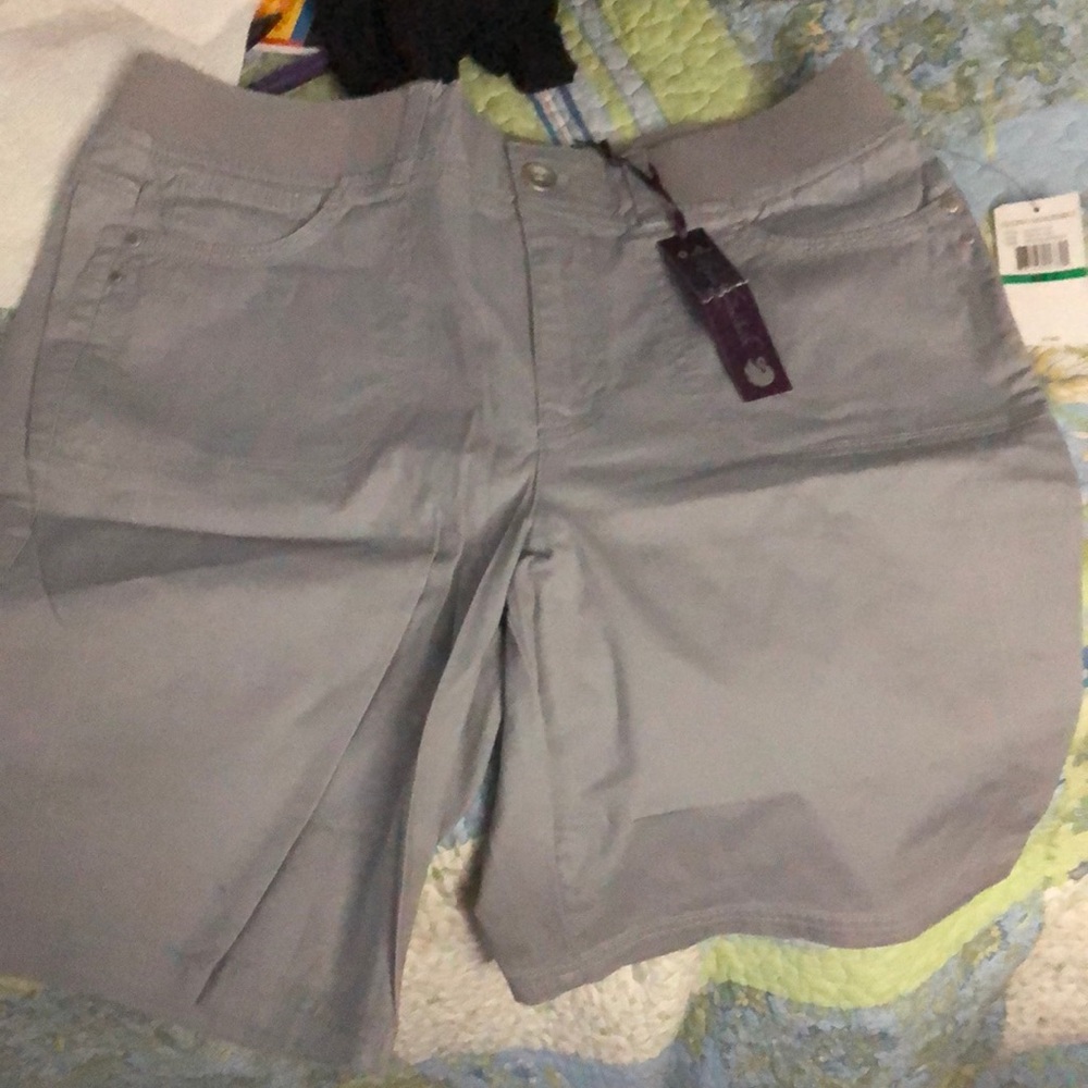 NWT Gloria Vanderbilt size 12 shorts in m gray